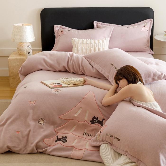 91家纺网 家纺一手货源 找家纺 卡姿家纺 2025秋冬仿羊绒毛呢触感蒂芙呢绒— 香氛圣诞树 香氛圣诞树-紫