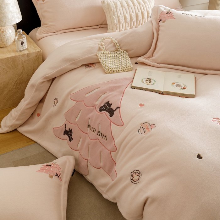 91家纺网 家纺一手货源 找家纺 （总）卡姿家纺 2025秋冬仿羊绒毛呢触感蒂芙呢绒— 香氛圣诞树