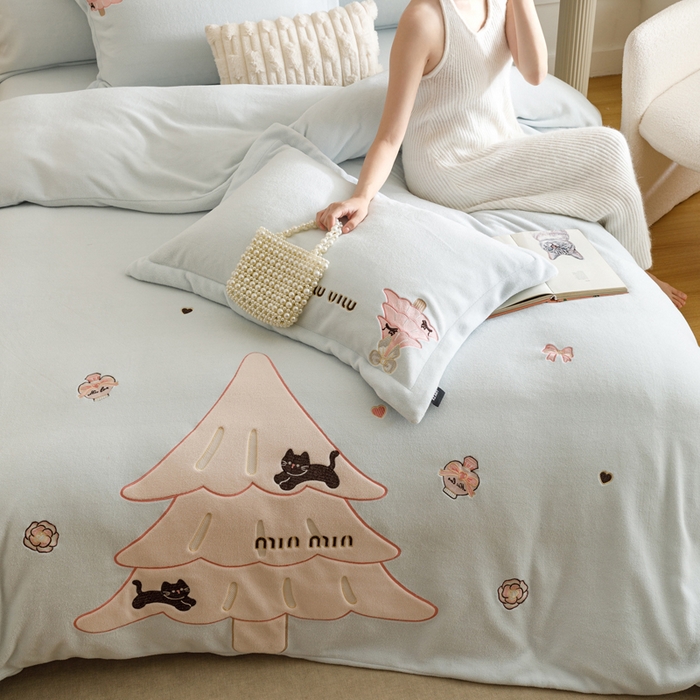 91家纺网 家纺一手货源 找家纺 卡姿家纺 2025秋冬仿羊绒毛呢触感蒂芙呢绒— 香氛圣诞树 香氛圣诞树-蓝