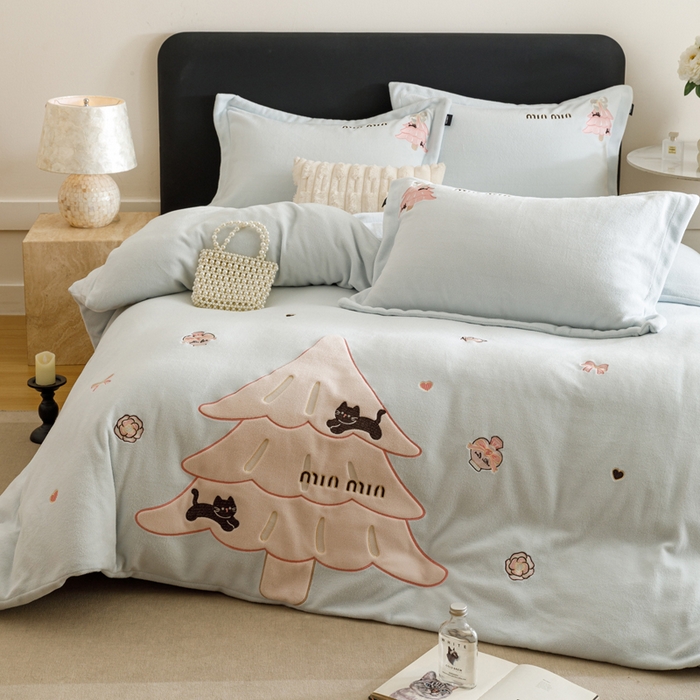 91家纺网 家纺一手货源 找家纺 卡姿家纺 2025秋冬仿羊绒毛呢触感蒂芙呢绒— 香氛圣诞树 香氛圣诞树-蓝