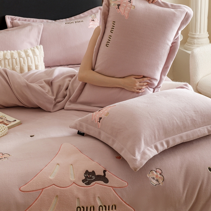 91家纺网 家纺一手货源 找家纺 卡姿家纺 2025秋冬仿羊绒毛呢触感蒂芙呢绒— 香氛圣诞树 香氛圣诞树-紫