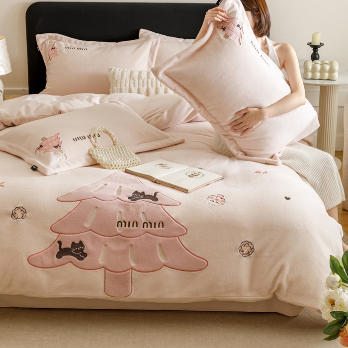 91家纺网 家纺一手货源 找家纺 （总）卡姿家纺 2025秋冬仿羊绒毛呢触感蒂芙呢绒— 香氛圣诞树