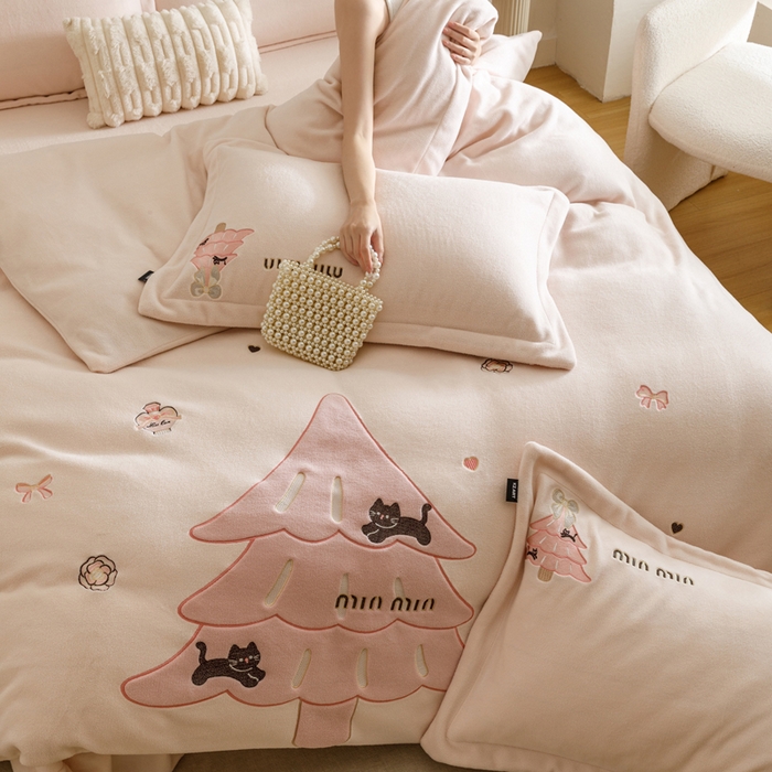 91家纺网 家纺一手货源 找家纺 卡姿家纺 2025秋冬仿羊绒毛呢触感蒂芙呢绒— 香氛圣诞树 香氛圣诞树-粉