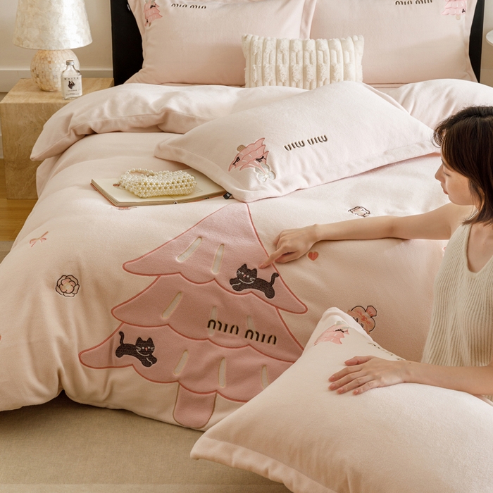 91家纺网 家纺一手货源 找家纺 卡姿家纺 2025秋冬仿羊绒毛呢触感蒂芙呢绒— 香氛圣诞树 香氛圣诞树-粉