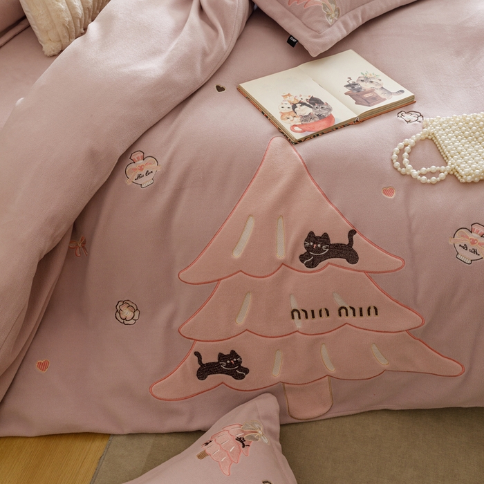 91家纺网 家纺一手货源 找家纺 卡姿家纺 2025秋冬仿羊绒毛呢触感蒂芙呢绒— 香氛圣诞树 香氛圣诞树-紫