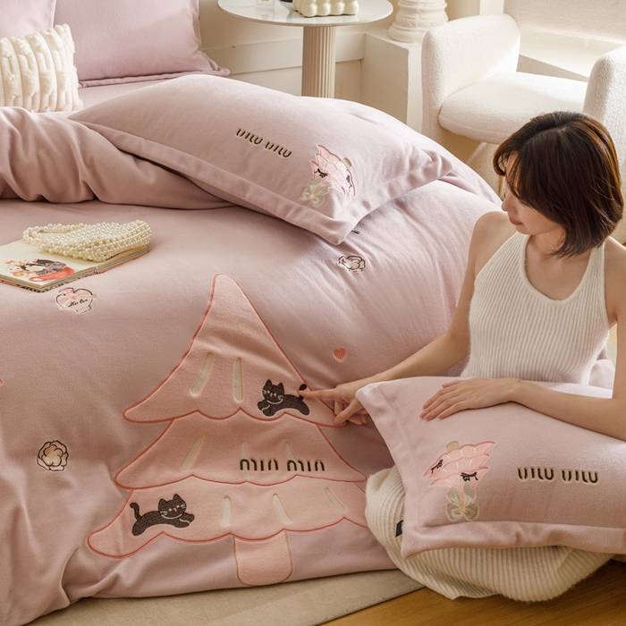 91家纺网 家纺一手货源 找家纺 卡姿家纺 2025秋冬仿羊绒毛呢触感蒂芙呢绒— 香氛圣诞树 香氛圣诞树-紫