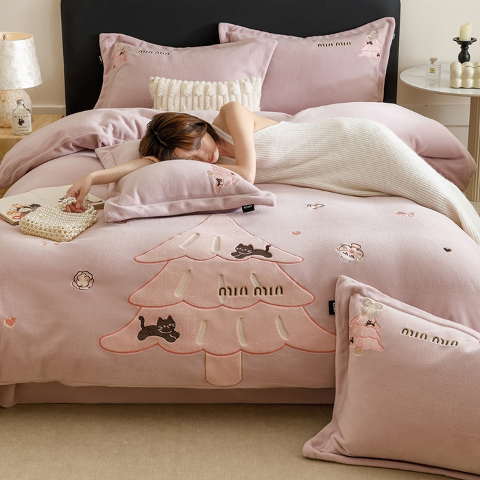 91家纺网 家纺一手货源 找家纺 卡姿家纺 2025秋冬仿羊绒毛呢触感蒂芙呢绒— 香氛圣诞树 香氛圣诞树-紫