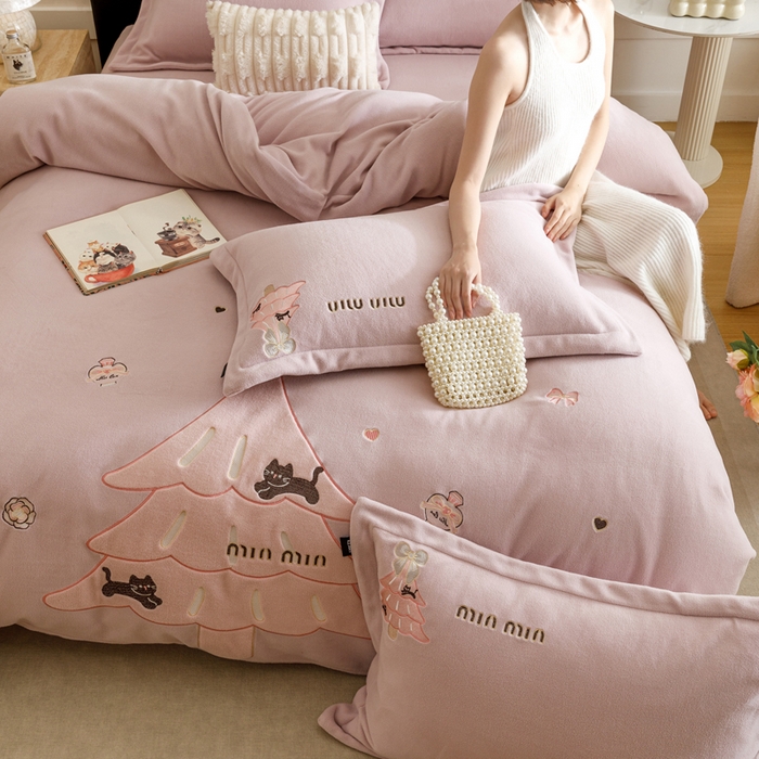 91家纺网 家纺一手货源 找家纺 卡姿家纺 2025秋冬仿羊绒毛呢触感蒂芙呢绒— 香氛圣诞树 香氛圣诞树-紫