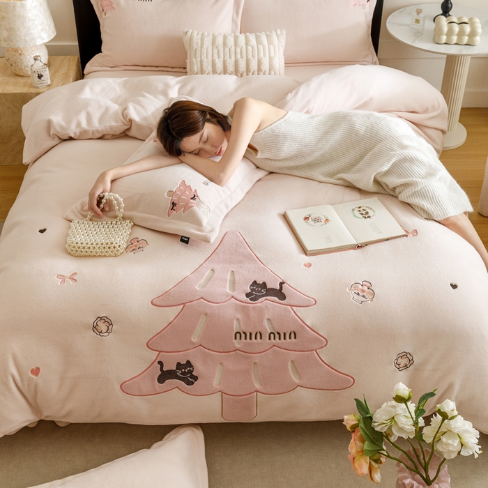 91家纺网 家纺一手货源 找家纺 卡姿家纺 2025秋冬仿羊绒毛呢触感蒂芙呢绒— 香氛圣诞树 香氛圣诞树-粉