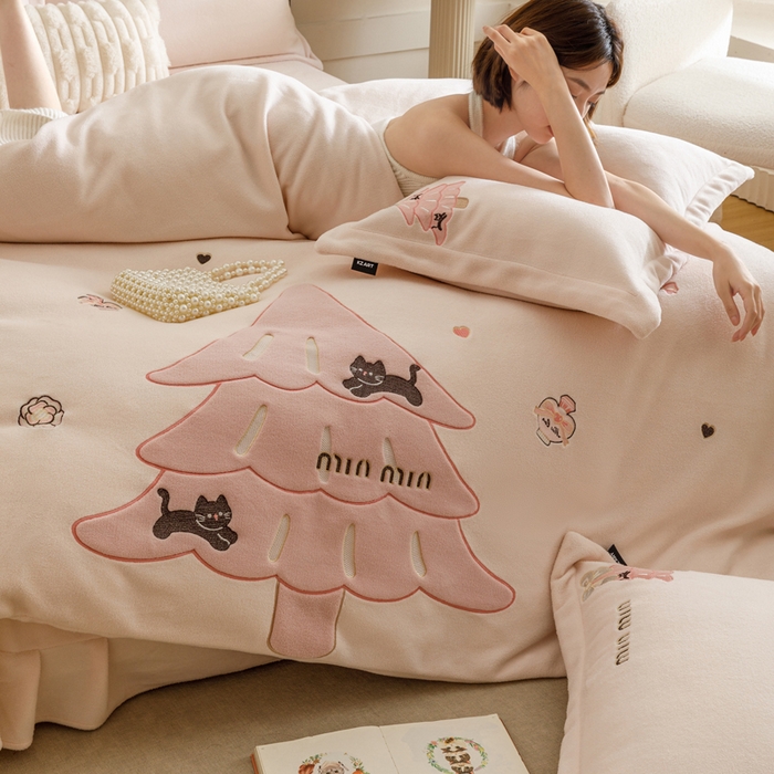 91家纺网 家纺一手货源 找家纺 卡姿家纺 2025秋冬仿羊绒毛呢触感蒂芙呢绒— 香氛圣诞树 香氛圣诞树-粉