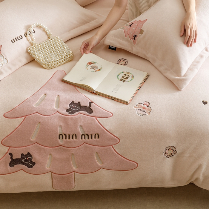 91家纺网 家纺一手货源 找家纺 卡姿家纺 2025秋冬仿羊绒毛呢触感蒂芙呢绒— 香氛圣诞树 香氛圣诞树-粉