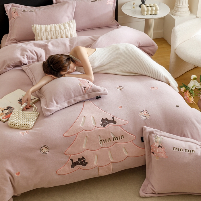 91家纺网 家纺一手货源 找家纺 卡姿家纺 2025秋冬仿羊绒毛呢触感蒂芙呢绒— 香氛圣诞树 香氛圣诞树-紫