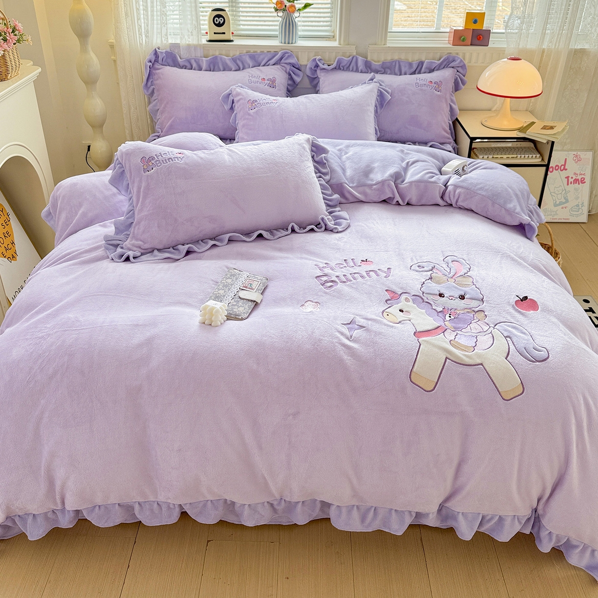 91家纺网 家纺一手货源 找家纺 （总）星尚家纺 2025新款全消光A类230g牛奶绒韩版绣花刺绣四件套-绚丽花语