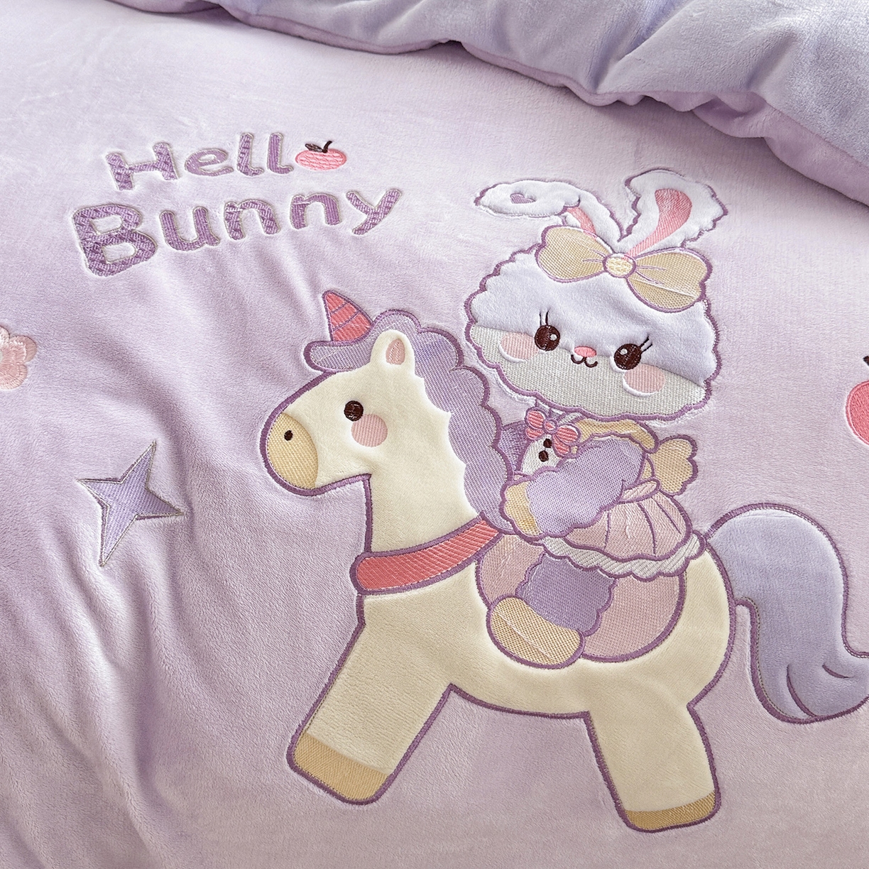 91家纺网 家纺一手货源 找家纺 （总）星尚家纺 2025新款全消光230g牛奶绒加厚保暖卡通贴布绣三件套四件套