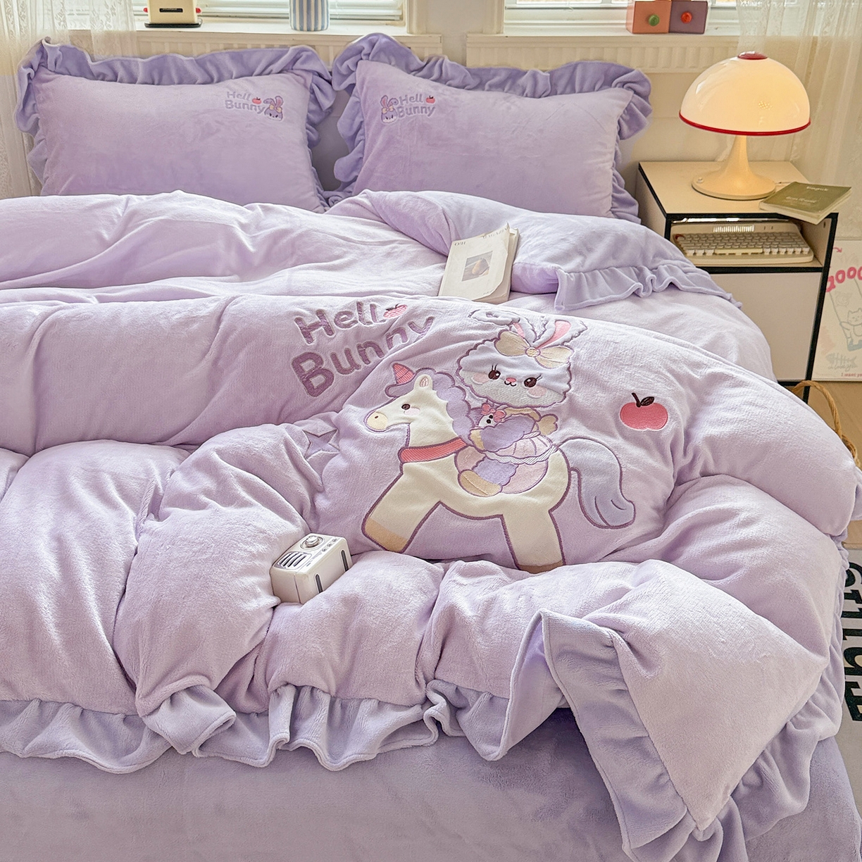 91家纺网 家纺一手货源 找家纺 星尚家纺 2025新款全消光230g牛奶绒卡通贴布绣三件套四件套 戴菲兔