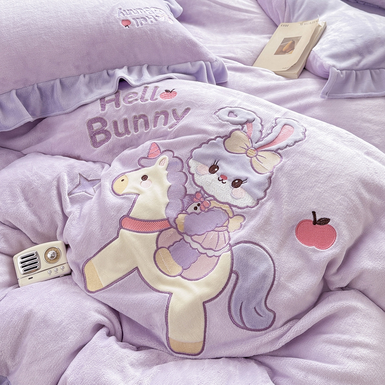 91家纺网 家纺一手货源 找家纺 星尚家纺 2025新款全消光230g牛奶绒卡通贴布绣三件套四件套 戴菲兔