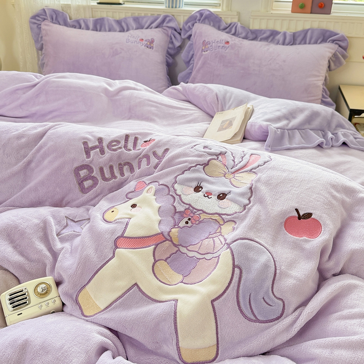 91家纺网 家纺一手货源 找家纺 星尚家纺 2025新款全消光230g牛奶绒卡通贴布绣三件套四件套 戴菲兔