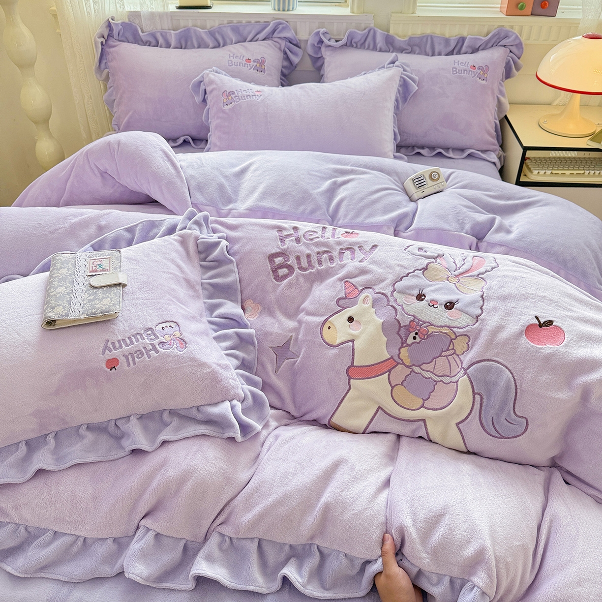 91家纺网 家纺一手货源 找家纺 星尚家纺 2025新款全消光230g牛奶绒卡通贴布绣三件套四件套 戴菲兔