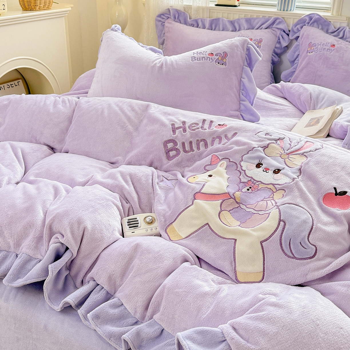 91家纺网 家纺一手货源 找家纺 星尚家纺 2025新款全消光230g牛奶绒卡通贴布绣三件套四件套 戴菲兔