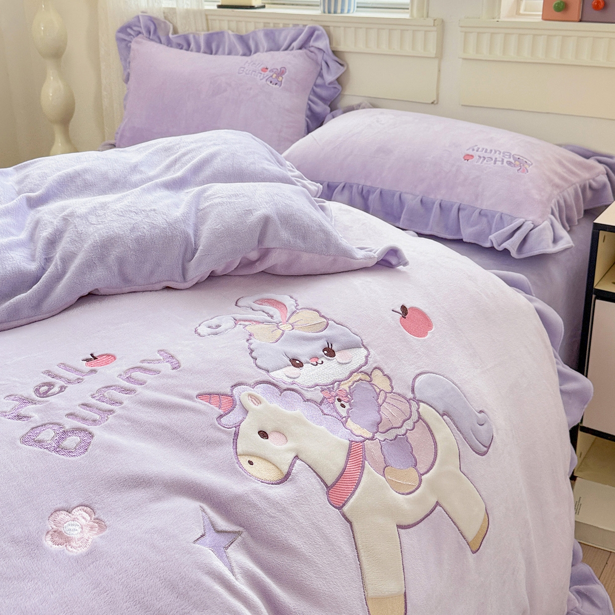 91家纺网 家纺一手货源 找家纺 星尚家纺 2025新款全消光230g牛奶绒卡通贴布绣三件套四件套 戴菲兔