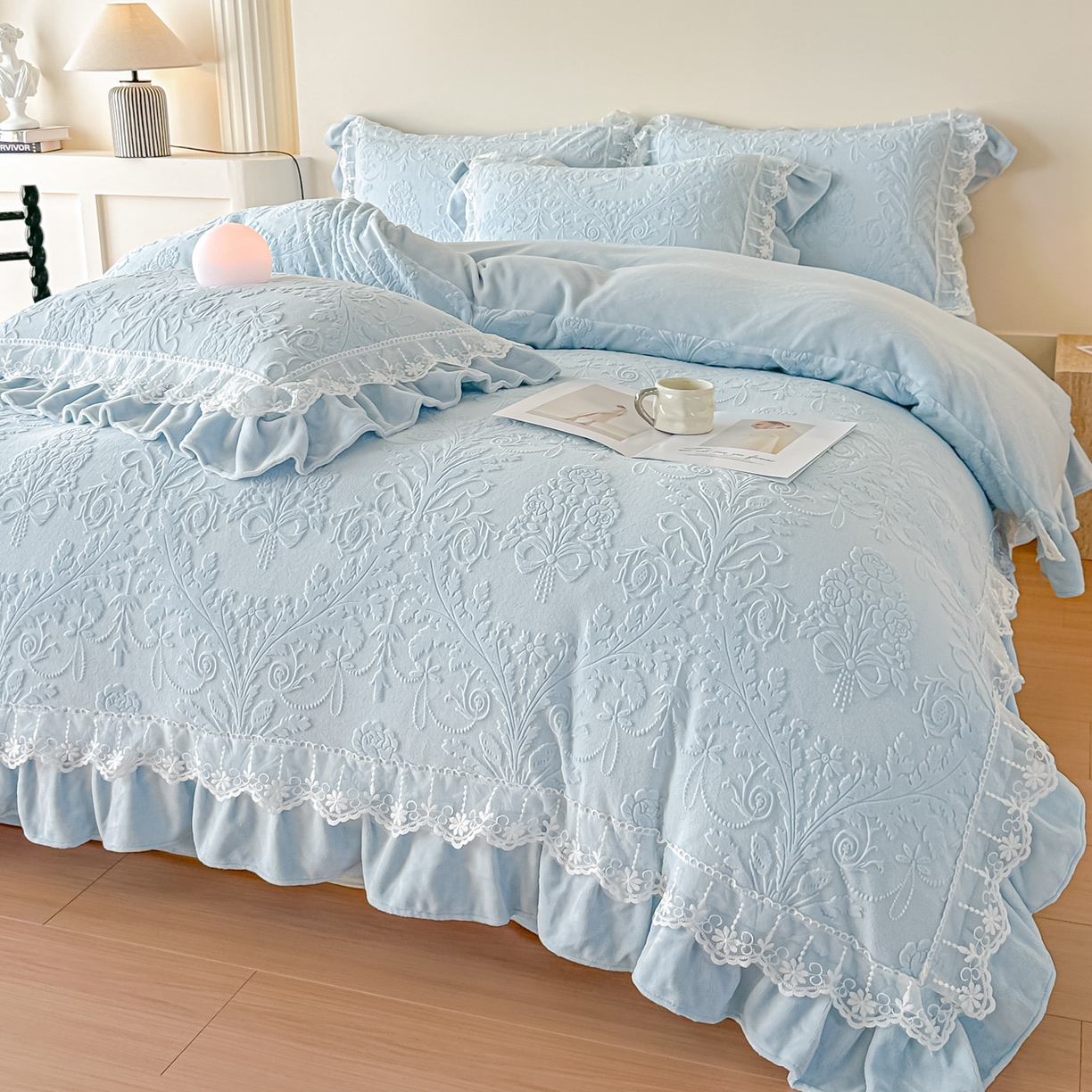 91家纺网 家纺一手货源 找家纺 孟鑫家纺 2025新款全消光雕花绒牛奶绒四件套韩版法式套件-凯瑟琳 凯瑟琳-天空兰