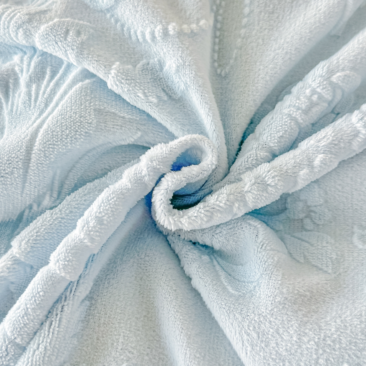 91家纺网 家纺一手货源 找家纺 孟鑫家纺 2025新款全消光雕花绒牛奶绒四件套韩版法式套件-凯瑟琳 凯瑟琳-天空兰