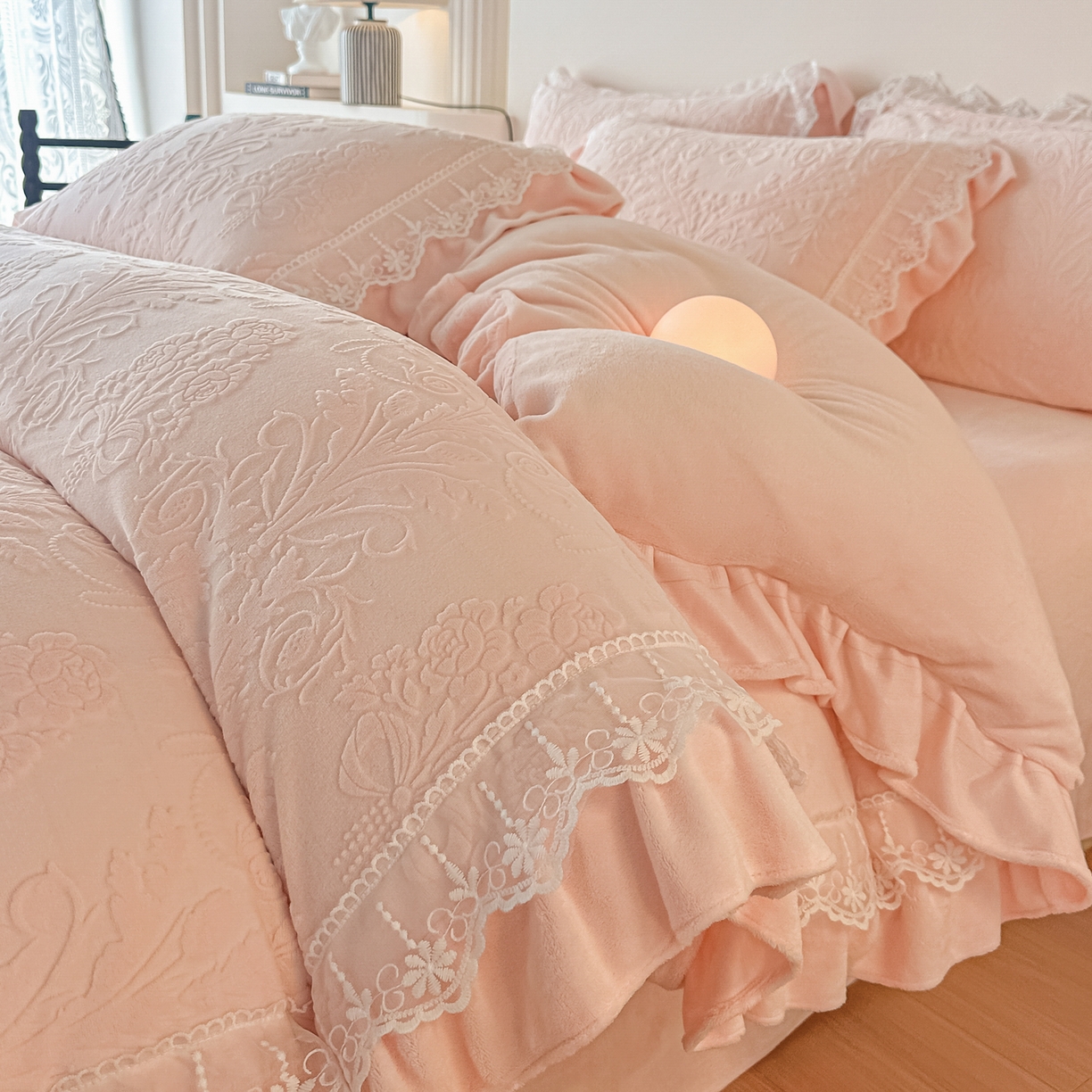 91家纺网 家纺一手货源 找家纺 孟鑫家纺 2025新款全消光雕花绒牛奶绒四件套韩版法式套件-凯瑟琳 凯瑟琳-粉玉