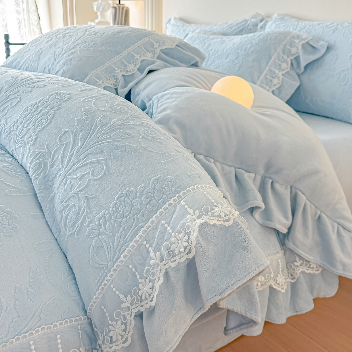 91家纺网 家纺一手货源 找家纺 孟鑫家纺 2025新款全消光雕花绒牛奶绒四件套韩版法式套件-凯瑟琳 凯瑟琳-天空兰