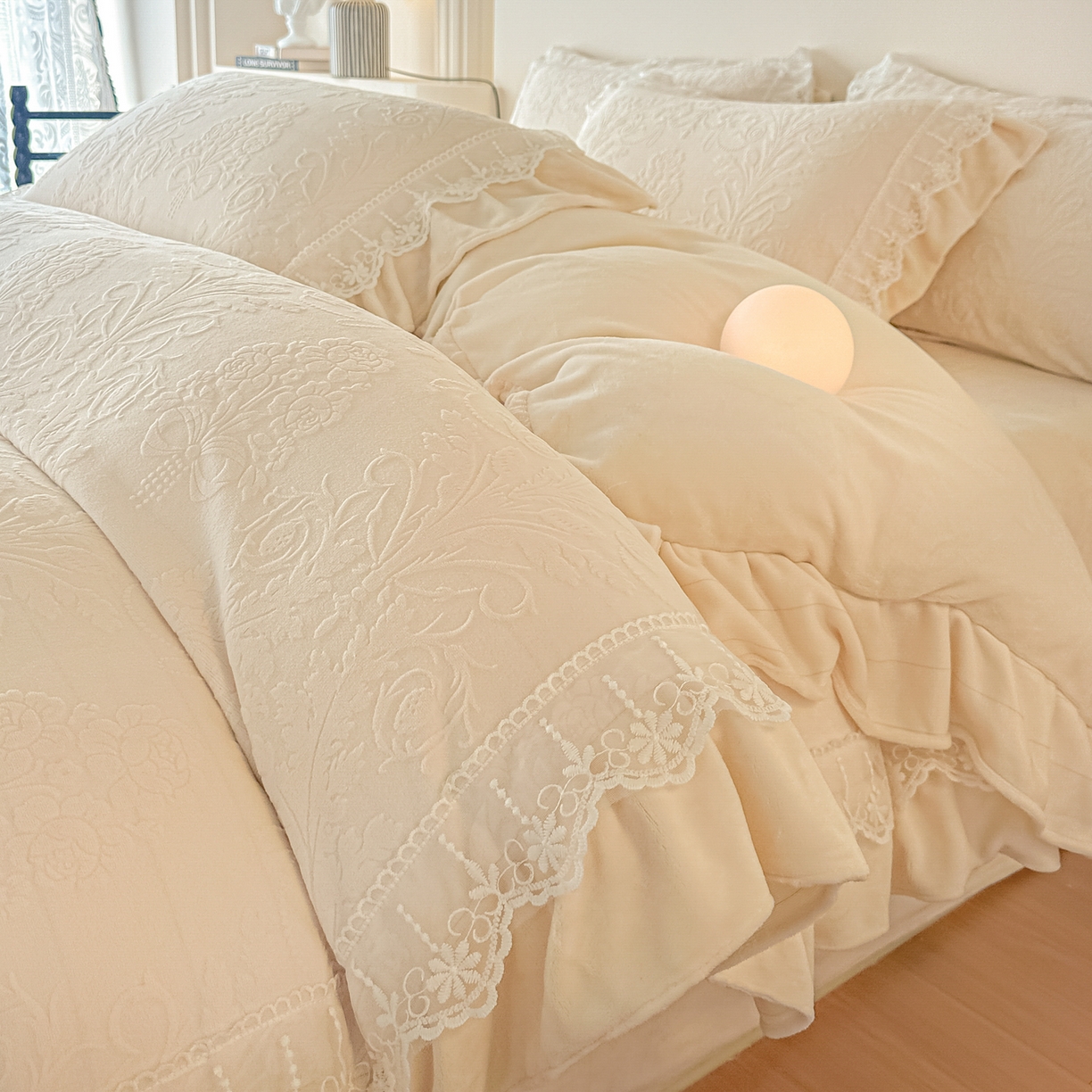 91家纺网 家纺一手货源 找家纺 孟鑫家纺 2025新款全消光雕花绒牛奶绒四件套韩版法式套件-凯瑟琳 凯瑟琳-奶昔白