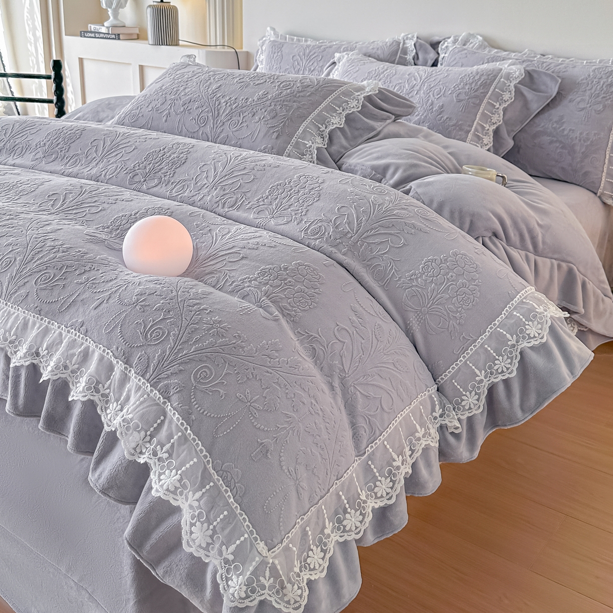 91家纺网 家纺一手货源 找家纺 孟鑫家纺 2025新款全消光雕花绒牛奶绒四件套韩版法式套件-凯瑟琳 凯瑟琳-灰紫