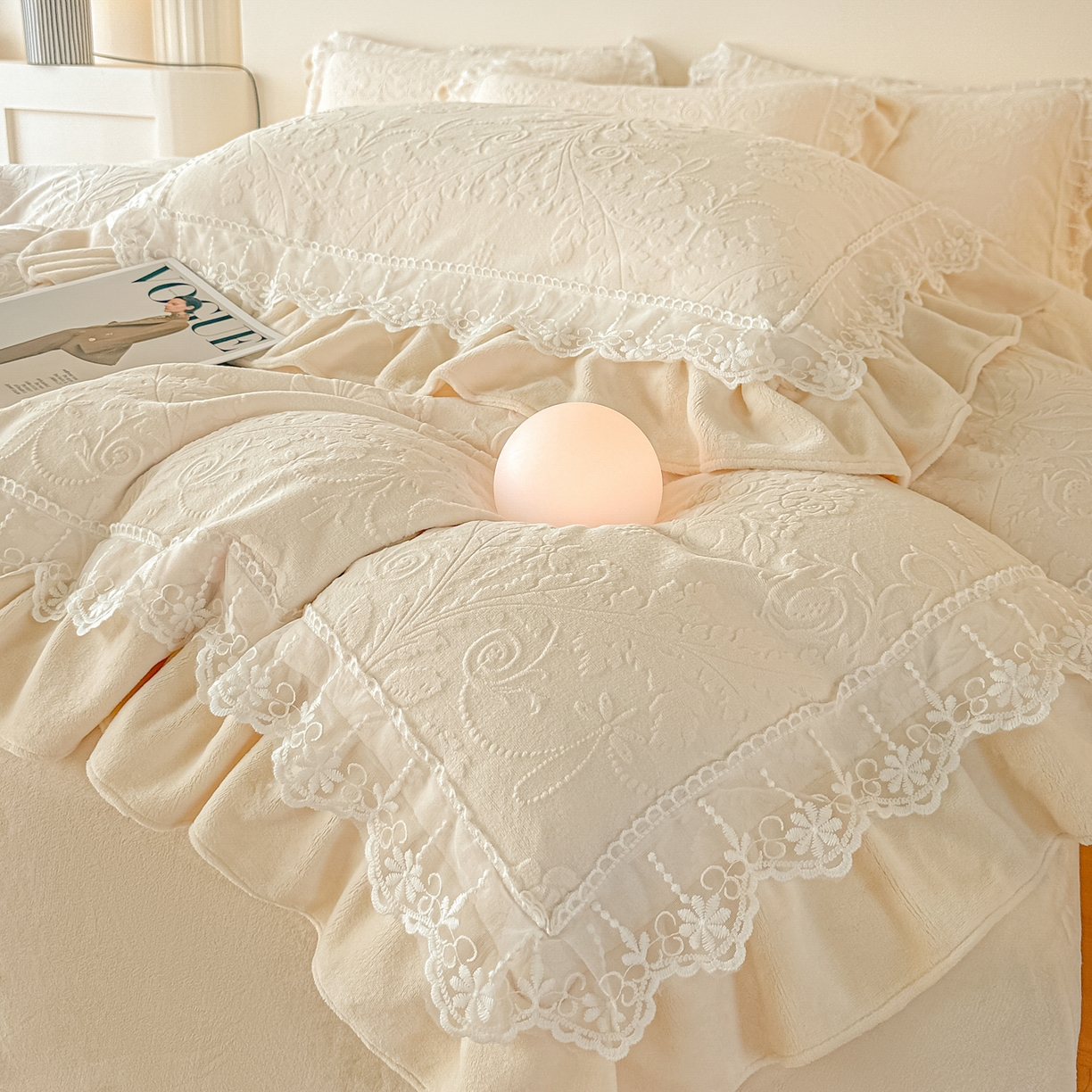 91家纺网 家纺一手货源 找家纺 孟鑫家纺 2025新款全消光雕花绒牛奶绒四件套韩版法式套件-凯瑟琳 凯瑟琳-奶昔白