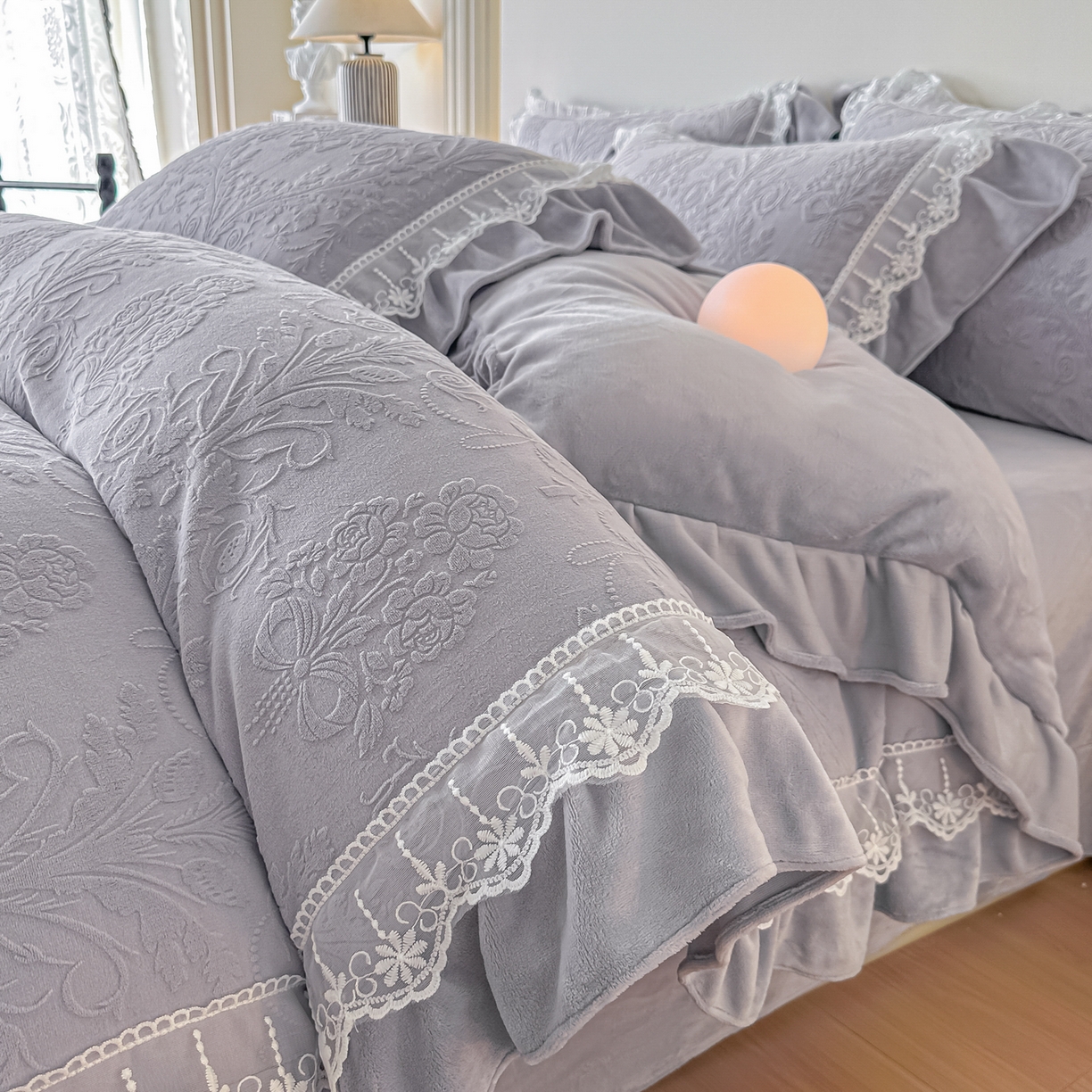 91家纺网 家纺一手货源 找家纺 孟鑫家纺 2025新款全消光雕花绒牛奶绒四件套韩版法式套件-凯瑟琳 凯瑟琳-灰紫