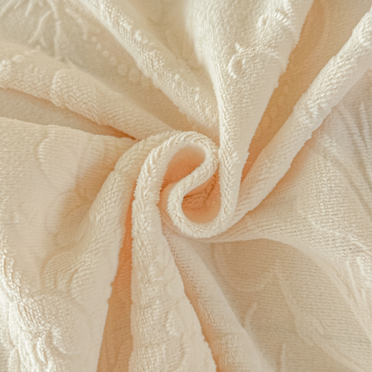 91家纺网 家纺一手货源 找家纺 孟鑫家纺 2025新款全消光雕花绒牛奶绒四件套韩版法式套件-凯瑟琳 凯瑟琳-奶昔白