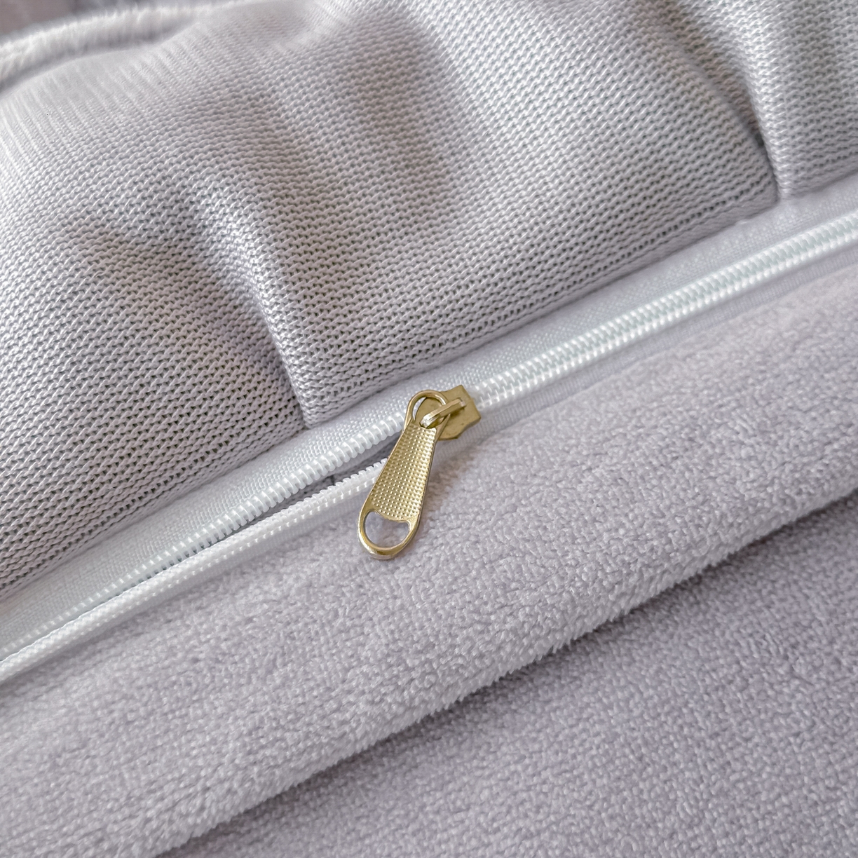 91家纺网 家纺一手货源 找家纺 孟鑫家纺 2025新款全消光雕花绒牛奶绒四件套韩版法式套件-凯瑟琳 凯瑟琳-灰紫