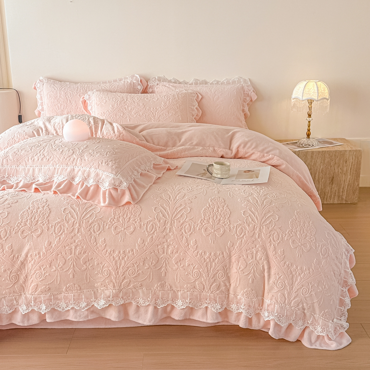 91家纺网 家纺一手货源 找家纺 孟鑫家纺 2025新款全消光雕花绒牛奶绒四件套韩版法式套件-凯瑟琳 凯瑟琳-粉玉