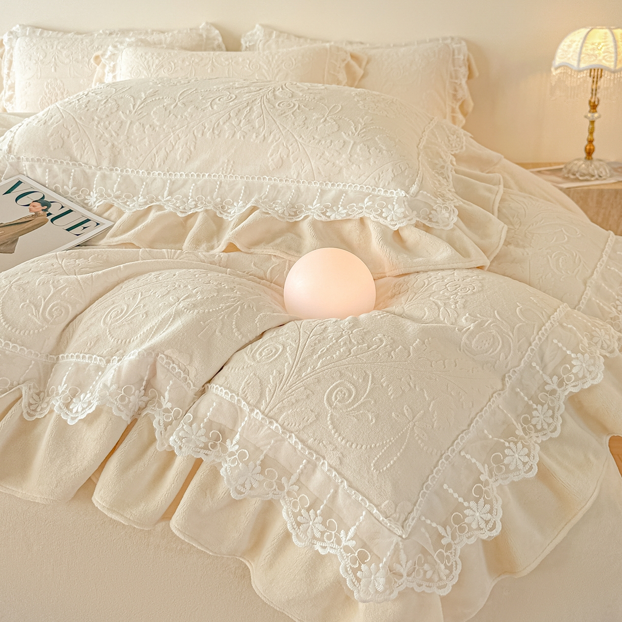 91家纺网 家纺一手货源 找家纺 孟鑫家纺 2025新款全消光雕花绒牛奶绒四件套韩版法式套件-凯瑟琳 凯瑟琳-奶昔白