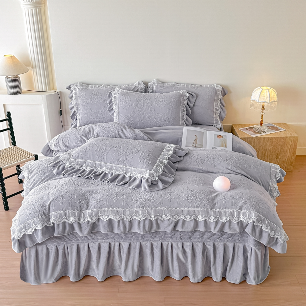 91家纺网 家纺一手货源 找家纺 孟鑫家纺 2025新款全消光雕花绒牛奶绒四件套韩版法式套件-凯瑟琳 凯瑟琳-灰紫