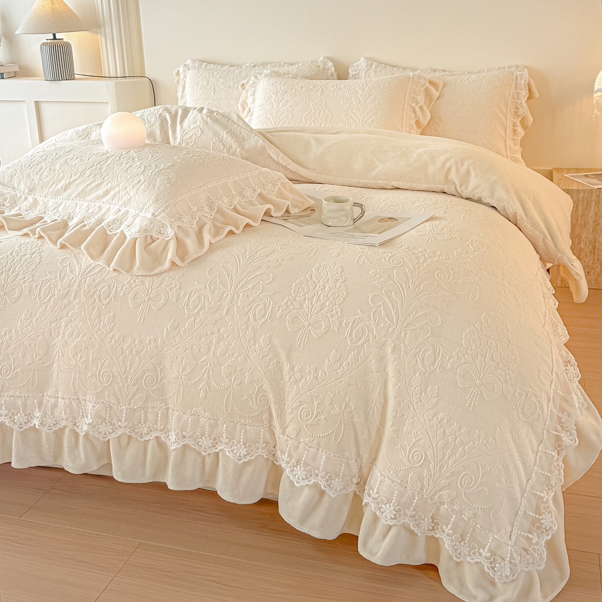 91家纺网 家纺一手货源 找家纺 孟鑫家纺 2025新款全消光雕花绒牛奶绒四件套韩版法式套件-凯瑟琳 凯瑟琳-奶昔白