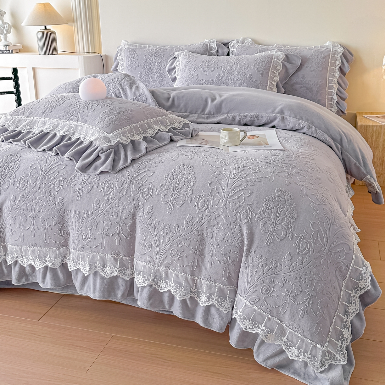 91家纺网 家纺一手货源 找家纺 孟鑫家纺 2025新款全消光雕花绒牛奶绒四件套韩版法式套件-凯瑟琳 凯瑟琳-灰紫