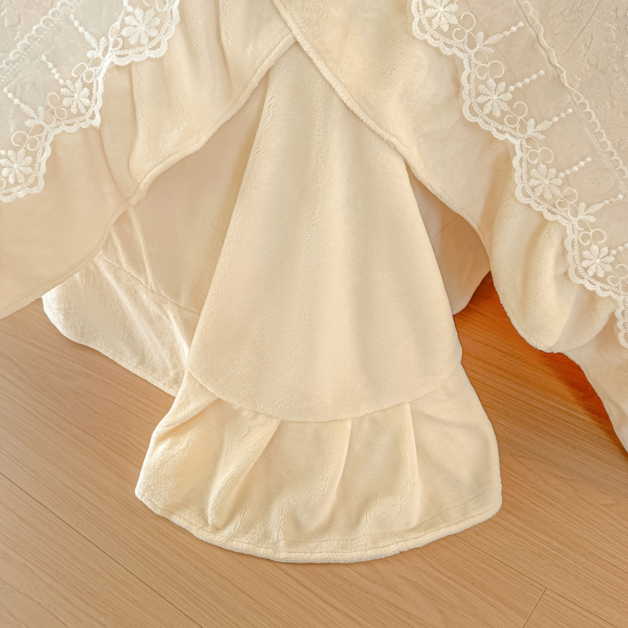 91家纺网 家纺一手货源 找家纺 孟鑫家纺 2025新款全消光雕花绒牛奶绒四件套韩版法式套件-凯瑟琳 凯瑟琳-奶昔白