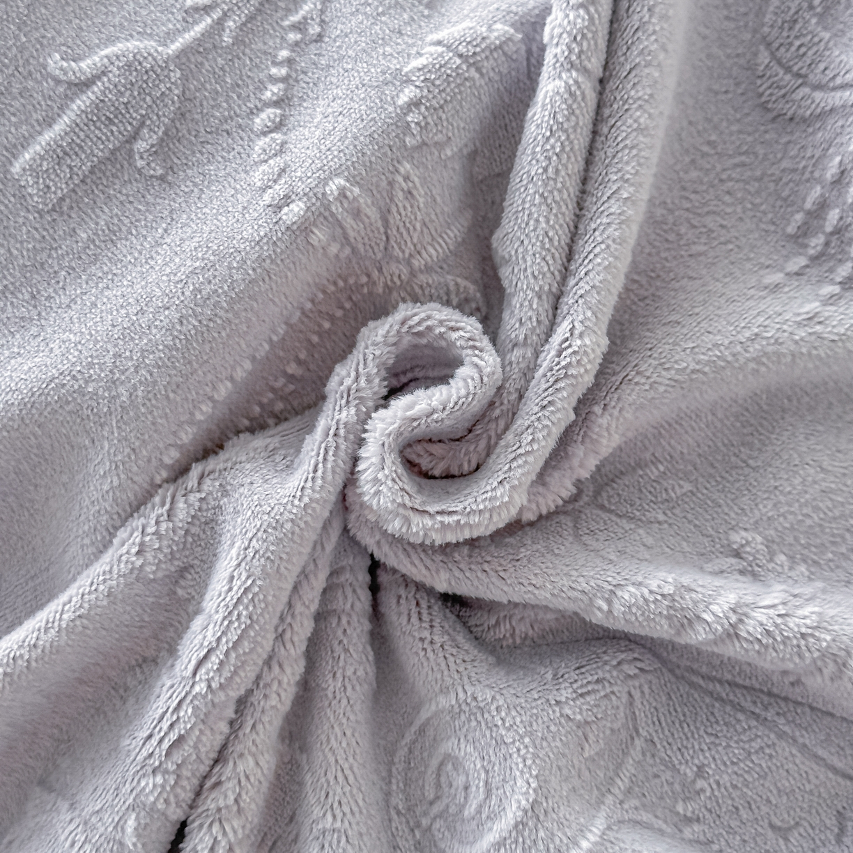 91家纺网 家纺一手货源 找家纺 孟鑫家纺 2025新款全消光雕花绒牛奶绒四件套韩版法式套件-凯瑟琳 凯瑟琳-灰紫