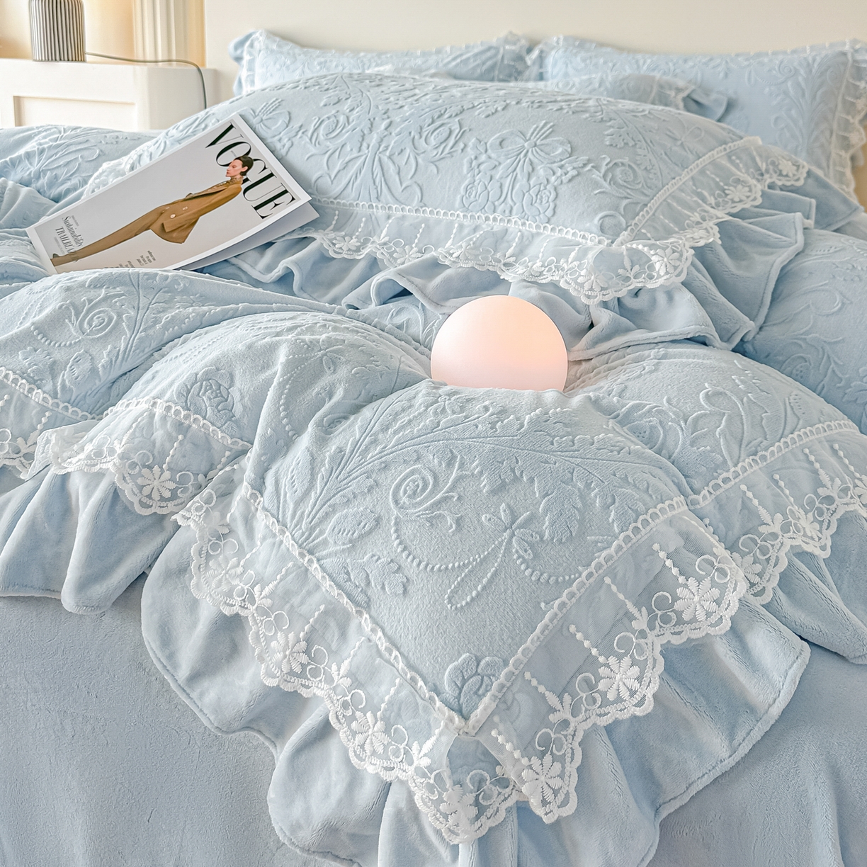 91家纺网 家纺一手货源 找家纺 孟鑫家纺 2025新款全消光雕花绒牛奶绒四件套韩版法式套件-凯瑟琳 凯瑟琳-天空兰