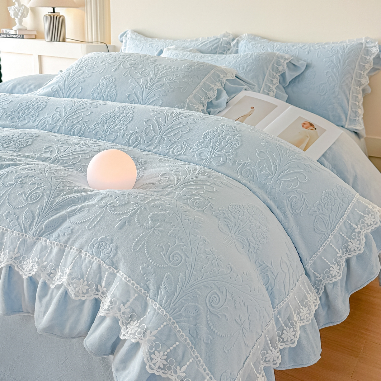 91家纺网 家纺一手货源 找家纺 孟鑫家纺 2025新款全消光雕花绒牛奶绒四件套韩版法式套件-凯瑟琳 凯瑟琳-天空兰