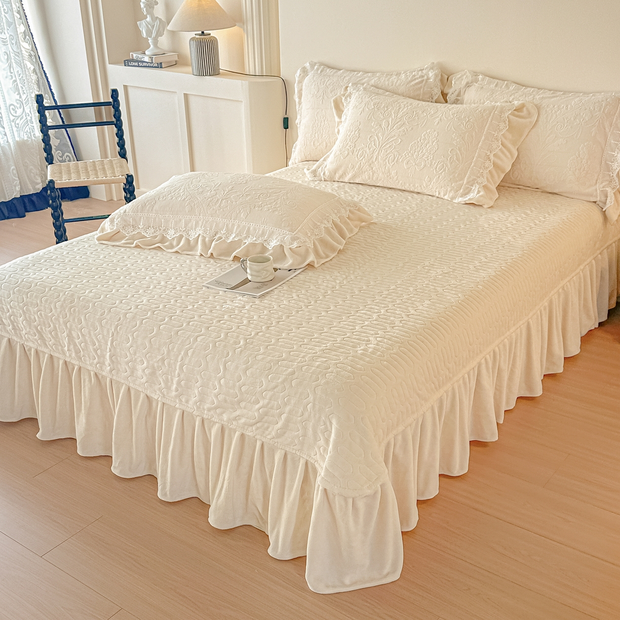 91家纺网 家纺一手货源 找家纺 孟鑫家纺 2025新款全消光雕花绒牛奶绒四件套韩版法式套件-凯瑟琳 凯瑟琳-奶昔白