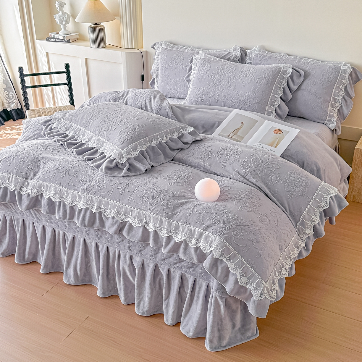 91家纺网 家纺一手货源 找家纺 孟鑫家纺 2025新款全消光雕花绒牛奶绒四件套韩版法式套件-凯瑟琳 凯瑟琳-灰紫