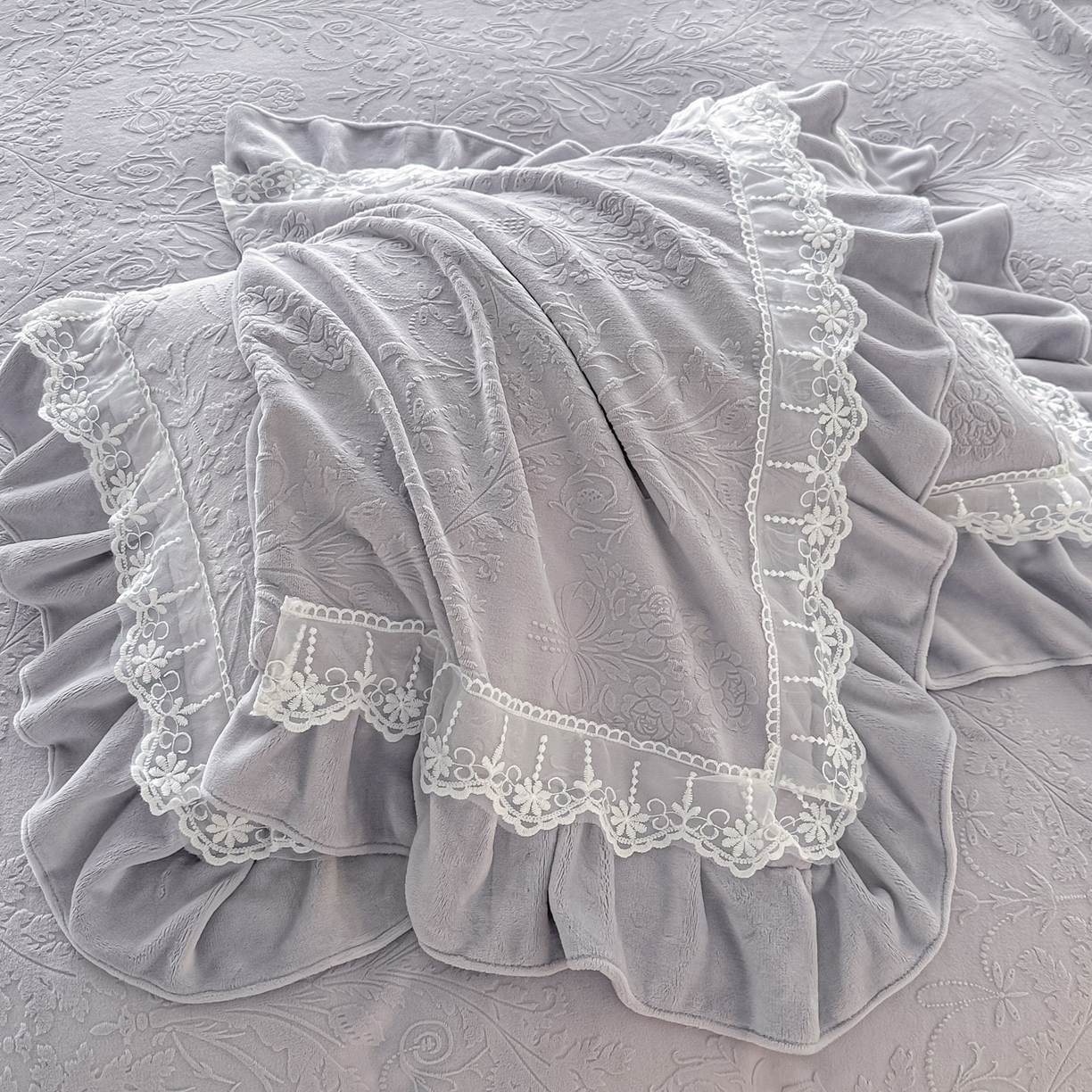 91家纺网 家纺一手货源 找家纺 孟鑫家纺 2025新款全消光雕花绒牛奶绒四件套韩版法式套件-凯瑟琳 凯瑟琳-灰紫