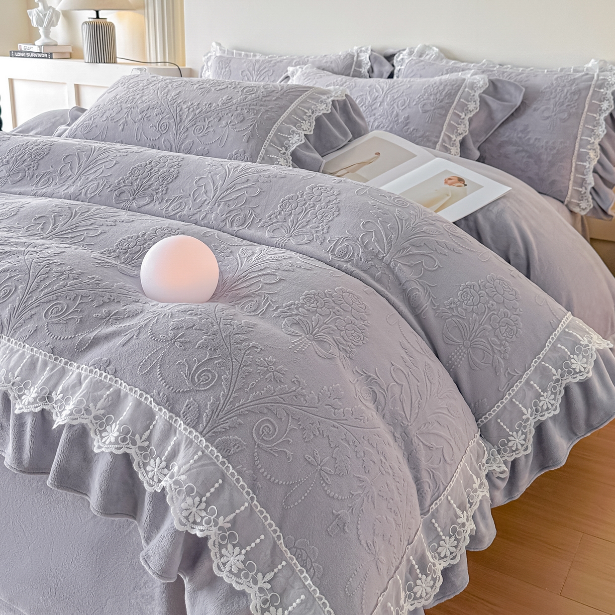 91家纺网 家纺一手货源 找家纺 孟鑫家纺 2025新款全消光雕花绒牛奶绒四件套韩版法式套件-凯瑟琳 凯瑟琳-灰紫