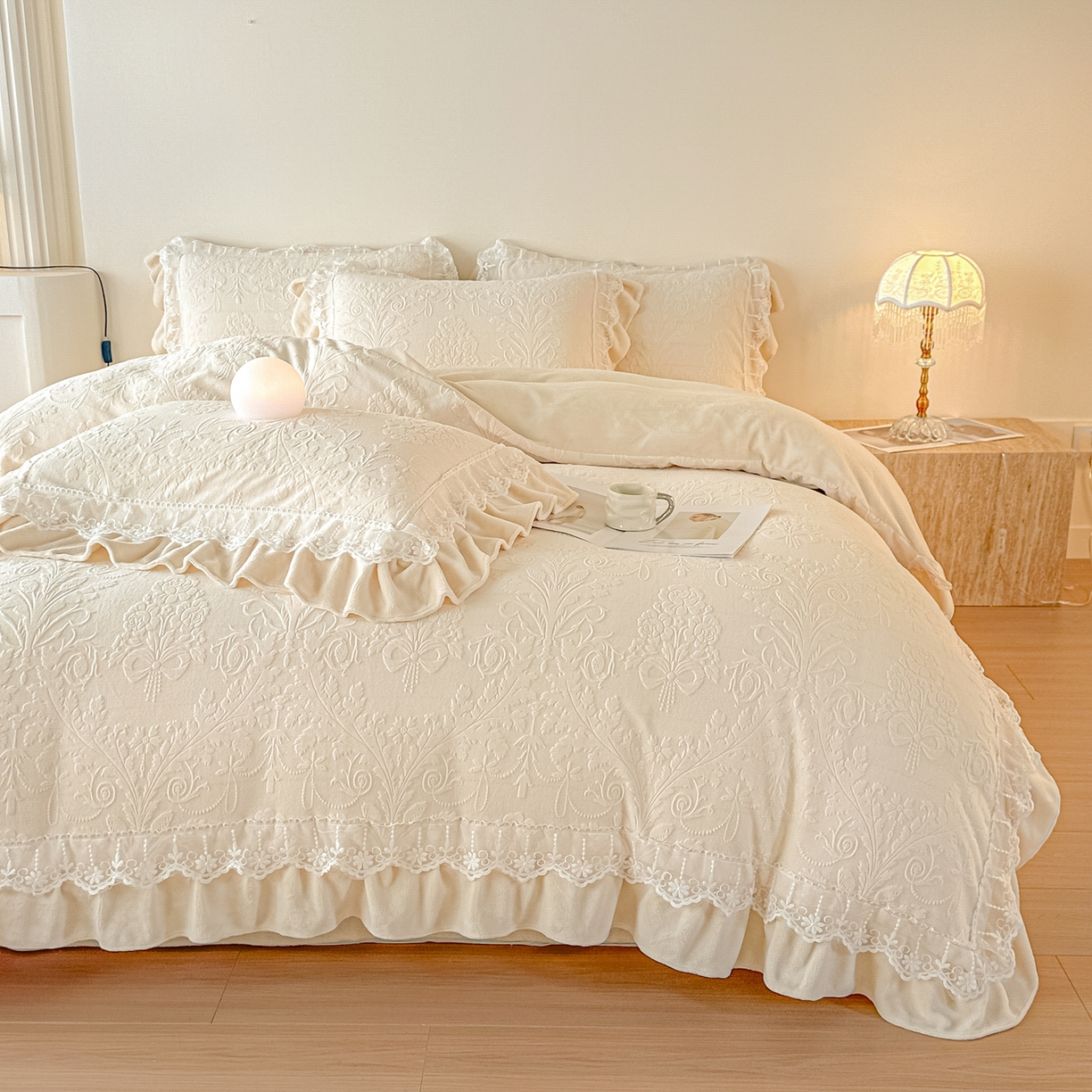 91家纺网 家纺一手货源 找家纺 孟鑫家纺 2025新款全消光雕花绒牛奶绒四件套韩版法式套件-凯瑟琳 凯瑟琳-奶昔白