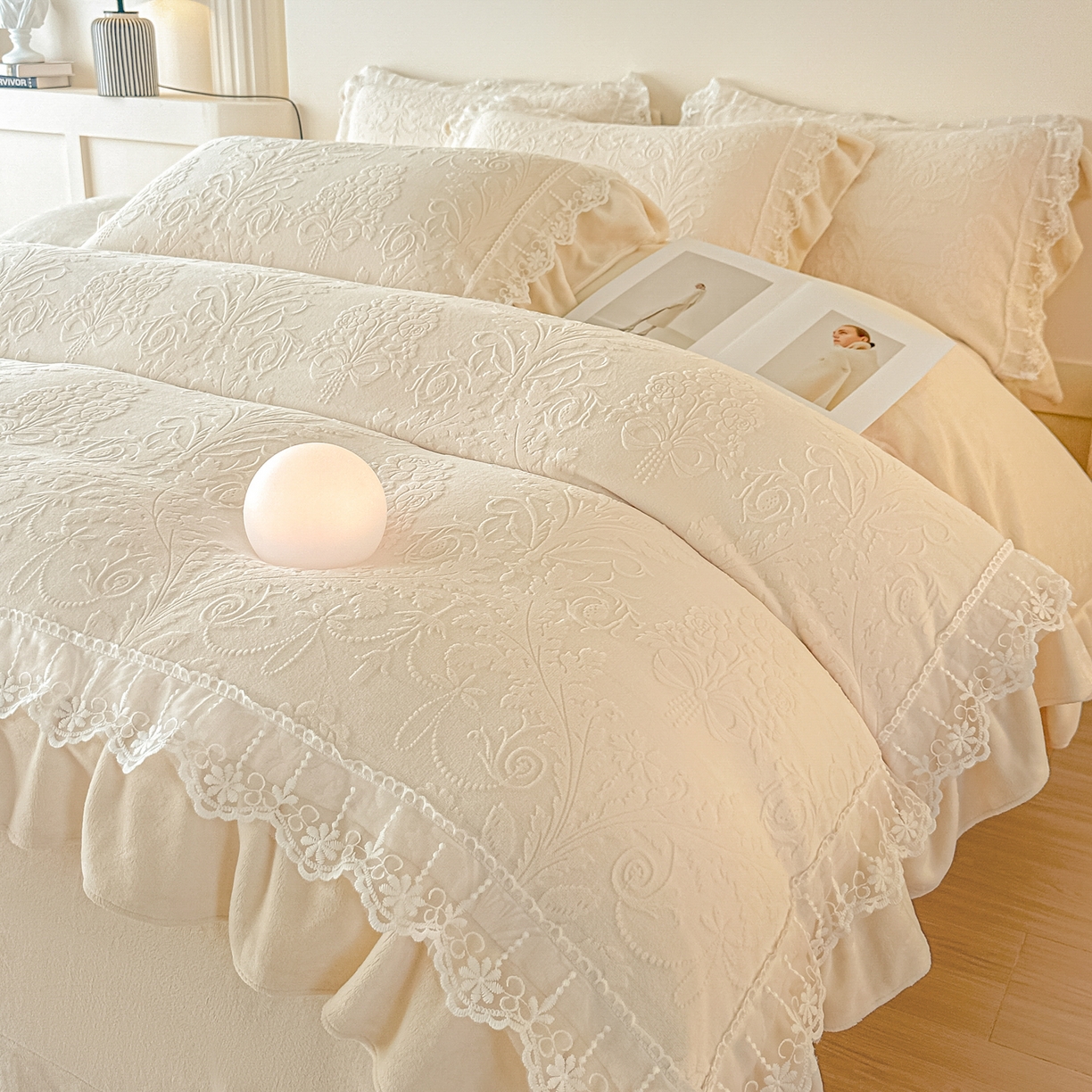 91家纺网 家纺一手货源 找家纺 孟鑫家纺 2025新款全消光雕花绒牛奶绒四件套韩版法式套件-凯瑟琳 凯瑟琳-奶昔白