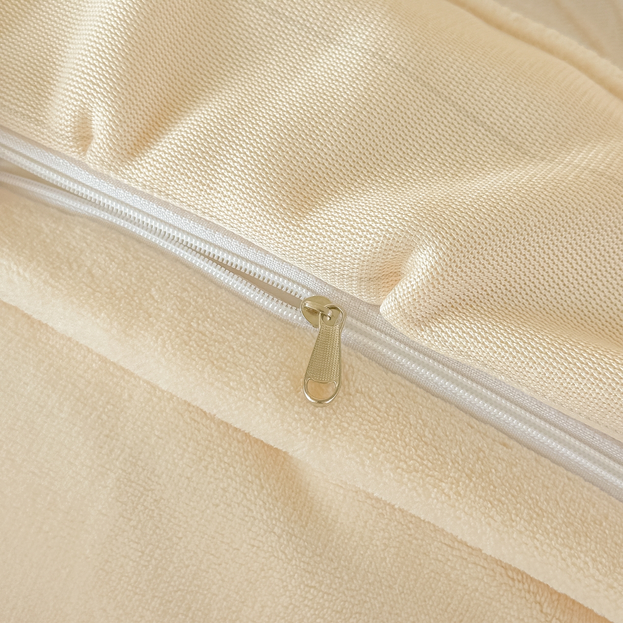 91家纺网 家纺一手货源 找家纺 孟鑫家纺 2025新款全消光雕花绒牛奶绒四件套韩版法式套件-凯瑟琳 凯瑟琳-奶昔白